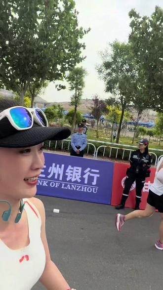 兰马戒断 | 这座城永远值得❗️ 用相机记录下来了冲刺的最后一分钟
一声声加油仿佛还在耳畔
这21公里真的不够跑🏃
每一分钟都足够珍贵
我跑了2小时 可观众们加油声喊了6小时7小时
每个人过线都热泪盈眶🥹
兰州 永远值得! 兰州明年见!
#一场马拉松沸腾一座城 #兰州马拉松 #兰马氛围 #一张图证明我是跑步人 #户外人有自己的yesbut