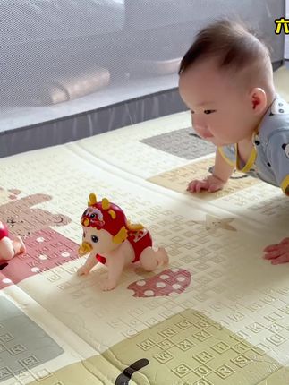 千万不要低估小孩子的模仿能力,爸爸给买的这个音乐爬娃娃,会唱歌会爬行会叫爸爸妈妈,还能引导爬行,真是解放妈妈的双手#带娃神器  #自己玩的不亦乐乎  #宝宝学爬