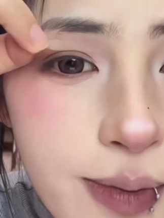 强烈建议所有单眼皮肿眼泡内双的姐妹快试试这个#双眼皮貼~你会回来感谢我的!#内双肿眼泡 #眼妆#美妆百万新星计划 #动动手就贴出双眼皮.