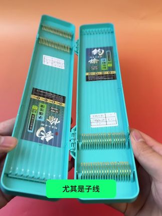邓老师同款子线双钩活动来了,一盒40副仅需9块9,东丽原丝鱼线,钓一天鱼都不会打卷,钩尖锋利,有口就跑不了。#子线双钩 #鱼钩  #渔具用品 #钓鱼的乐趣只有钓鱼人懂 #短子线双钩