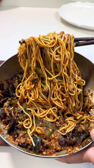 超级好吃的擂椒茄子皮蛋拌面,这个搭配真的太棒了!#擂椒茄子皮蛋 #拌面的神仙吃法 #真实生活分享官 #抖音生活观察计划 #生活的烟火气息