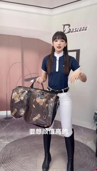 马术爱好者快看!大容量耐磨还防水的双肩包太好用啦 专门装马术装备的双肩包,容量大够耐磨还防水,靴盔都能装得下~
