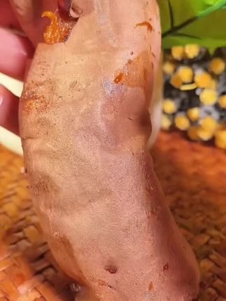 你吃过像蜜一样甜的红薯吗?吃烤红薯一定要选烟薯二十五号,来自烟台正宗沙土地种植,甜度非常高,烤出来都透着热气,果香味特别浓郁。#烟薯25红薯 #甜甜的味道 #好吃到停不下来 #快来一起尝个鲜