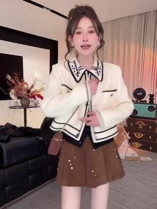 姐妹们,这件外套真的太绝了,它是那种一眼看上去就很贵气的小香风款式,随便搭个牛仔裤都好看!#穿搭分享 #高级感穿搭 #穿搭技巧
