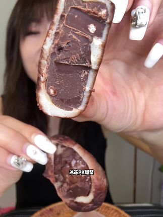 来活动啦📣📣📣!!纯可可脂的生巧福团,个个爆酱,吃起来那种拉丝的口感,而且很丰富,又有饼干碎,又有脆脆珠,带一丢丢微微的苦。 #上行斋生巧福团 #巧克力脑袋