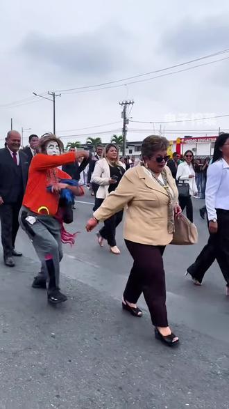 你被模仿会生气吗?#街头小丑#模仿表演