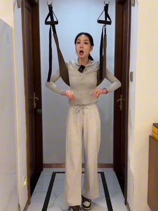 腰你就这样做拉伸,久坐久站,腰颈肩背不舒服,拉伸牵引真的太舒服了#单杠健身#居家锻炼#腰椎#腰椎锻炼了#腰部拉伸