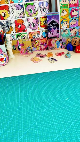 🌟她有着红黄相间的头发,黄色皮肤。在小马利亚是一只独角兽,魔法光为碧绿色,你还知道哪些,欢迎在评论区补充~#小马宝莉 #余晖烁烁 #涂色线稿 #填色画 #现代装饰画