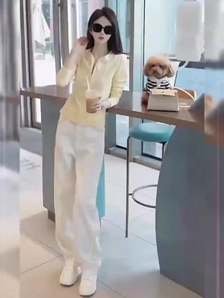 春秋爆款!休闲撞色两件套,炸街必备时尚搭配 #撞色上衣 #宽松阔腿裤 #春秋穿搭 #网红炸街装 #网红炸街款