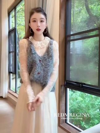 哇塞,这件蕾丝上衣也太仙了吧,袖子上的蝴蝶结设计简直美翻了!还有这个针织衫,颜色好高级啊,摸起来软乎乎的,质感绝了。穿上它,你就是这条街最靓的妞,随便搭配都好看!爱了爱了,姐妹们赶紧冲呀!#分享穿搭 #蕾丝打底