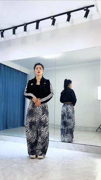 《马踏樱花》 #上热门 《马踏樱花》背面完整版,慢动作分解来啦!#马踏樱花 #慢动作分解 #原创编舞 #最潮广场舞