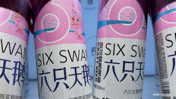 总想喝点又怕麦香淡的那这个#六只天鹅 #原浆精酿 一定要尝尝纯粹到喝一口就难忘超市一罐八九块现在一箱12罐你看看才多少配料只有水,麦芽,啤酒花原麦汁浓度13度酒精度5.2度开罐就是浓郁烘焙麦香混着酒花清冽感倒杯是金黄透亮酒体奶油般绵密泡沫久久不散入口顺滑不苦麦香醇厚饱满尾调淡淡回甘完全不呛喉夏天烧烤夜宵配它解腻又畅快没喝过的一定要尝尝#精酿啤酒 #强烈推荐 #微醺时刻