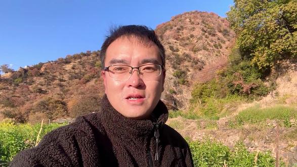 一天很短,短得来不及拥抱清晨,就已经手握黄昏。一年很短,短得来不及细品初春殷红窦绿,就要打点素裹秋霜。一生很短,短得来不及享用美好年华,就已经身处迟暮。时间过得很快,2025年已经翻篇了,那些熬过来的难、藏起来的暖,都成了过往。正如史铁生所言:我什么都没有忘,但是有些事只适合收藏,不能说,不能想,却也不能忘。生活就是草木本无意,荣枯自有时。把所有不开心留在旧年,新的日子里,慢慢走就好。