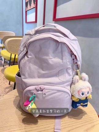 BAGSMART淡粉色防泼水双肩包实测!学习遛娃都能装 外出学习必备的BAGSMART淡粉色2025新款爆款双肩包来啦!低饱和度的淡粉色巨百搭,防泼水面料不怕突然下雨,软绵绵的手感超舒服~ 手提+加厚肩带设计,装再多东西也不勒肩,透气海绵肩带还不闷热,背一整天都轻松~ 前面口袋有双拉链,拿取超方便,装了湿巾、纸巾和蚊虫叮咬必备的紫草膏;侧面隐藏拉链袋放手机超安全,侧兜还能塞墨镜;内里小隔层超多,钥匙、卡片随便挂,隐藏式双拉链安全感拉满!最贴心的是背后电脑仓,夹棉内衬毛茸茸的,装iPad或电脑都能好好保护~ 不管是学生党装书、宝妈遛娃,还是像我一样外出学习,这个淡粉色双肩包都超合适,实用性和颜值双在线,赶紧get同款呀~
