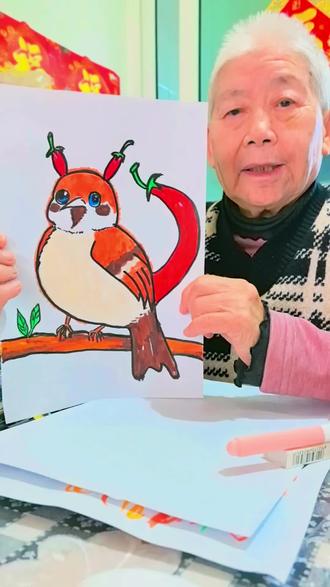 奶奶今天画的小辣椒鸟,想告诉孩子们,咱们就要学小鸟的勇敢,敢于把辣椒当小辫子,敢于把辣椒当尾巴。我们永远不用活成别人期待的样子,永远保持让自己火辣辣,热气腾腾,做最真实的自己!小老师们又要打分了,辛苦了……#热门话题🔥 #想画就画随心所欲 #原创视频 #情感共鸣 #奶奶