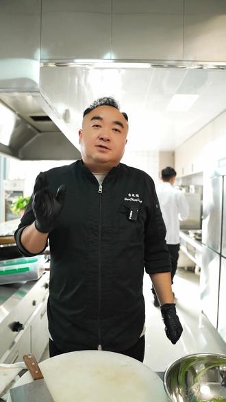 黄瓜皮炒牛肉,一道下饭又可口的菜,索大厨还有很多秘籍呦~~ #美食教学 #美食教程 #老索的菜 #小城福利到