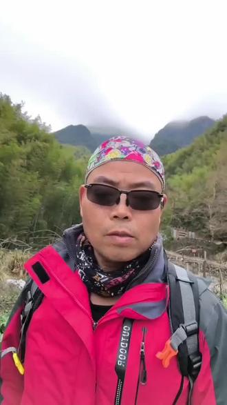 走进衢州户外徒步豹C环线,每一步都踏在自然的韵律上🍃。道韵悠长,山风轻拂,仿佛能洗净心灵的尘埃。在这里,徒步不仅是运动,更是一场疗愈之旅。快来感受这份宁静与美好吧!#户外徒步穿越 #悬崖峭壁 #山水风光无限好 #运动健身传播正能量