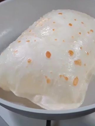 9.9到手十片鸡蛋灌饼,孩子上学老公上班,没时间做早餐,一定要尝尝这个鸡蛋灌饼,几分钟就能搞定。每一片都用纸隔开的,不用解冻,刷油把它放到平底锅,煎到小泡鼓起来再翻个面,慢慢的鼓起大包的时候😍趁他不注意的时候,用筷子戳个洞🕳️把鸡蛋灌进去,等鸡蛋煎熟就可以了。刷点酱~放上喜欢吃的配菜,比如生菜火腿黄瓜然后给他卷起来。这个豪华版的鸡蛋灌饼就做好了,省时省力,营养好吃😋#高考完第一次出门吃早餐 #给夏天一点颜色看看 #鸡蛋灌饼 #早餐吃什么 #营养早餐