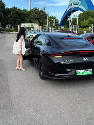这是什么车啊?还会自己停车 太神奇了 #新一代智己LS6 #买增程先看智己 #新一代智己LS6震撼上市#全新智己l6