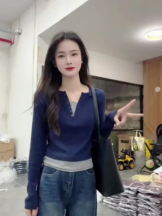撞色假两件长袖T恤女秋冬新款设计感小众V领短款上衣打底衫#春秋新款 #简约休闲风 #时尚百搭 #假两件#早秋高智感职场穿搭