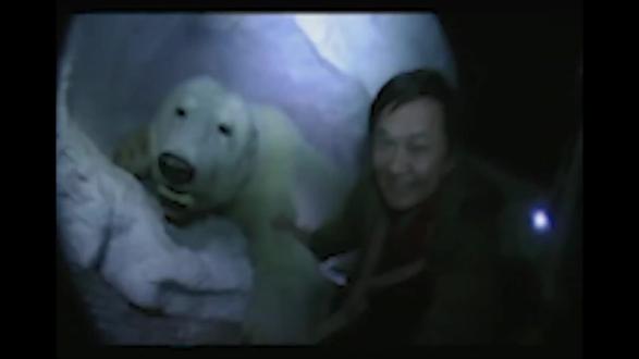 硬核贴贴野生北极熊,全网绝无仅有的冬眠合影 快来看,全网绝无仅有的合影,这次我竟然爬进了北极熊冬眠的冰窖!距离它不到半米,它会不会突然醒过来?看完才知道什么叫极限冒险!#上热门 #硬核 #北极熊 #全球旅行 #旅行 @DOU+小助手