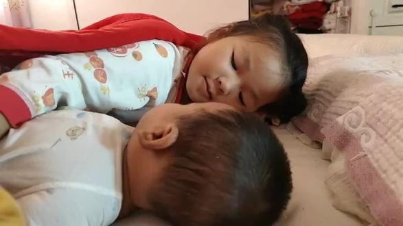 早上起来就讲话 #谁的被窝里没有两小可爱 #两个小祖宗