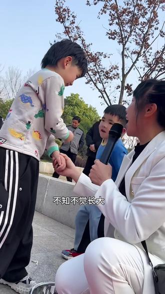 两个小宝贝真棒👍👍#童年老家 #户外唱歌 #童年老家完整版 #热门音乐🔥 @DOU+小助手 @小安916