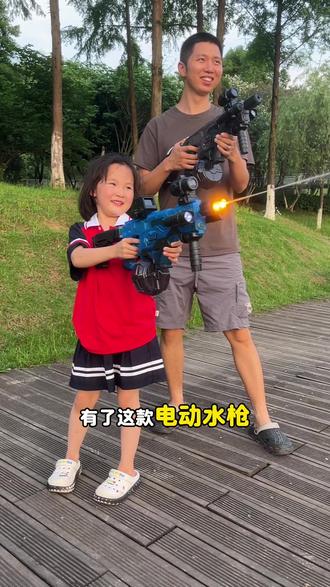 儿童礼物没人会拒绝这个电动连发冒火光水枪。拉风帅气,而且是充电款式,不需要找一节节的电池。#电动水枪自动吸水 #电动连发冒火光水枪 #脉冲水枪 #儿童礼物#男孩子不会拒绝的玩具