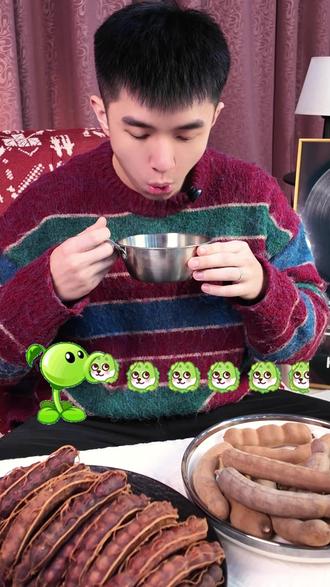 吃了这个比我手指还长的甜酸角直接化身成豌豆射手!! #热点 #甜酸角 #云南特产