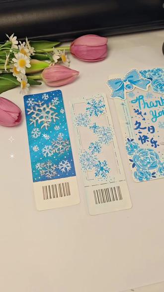 自制冬日雪花书签分享来啦 雪花是冬天的小信使,落在哪,就把温柔带到哪。
所用材料:水彩纸,丙烯马克笔,热熔胶枪,胶棒,油纸,笔刀,透明胶片,剪刀。
#创作灵感 #手工 #手绘 #书签制作 #热熔胶枪