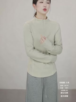 身上的这件小暖炉做的是德国拜尔集团的德绒三点零,这个是带着吊牌的,真正的一个德绒,它是把这种从里到外的这种暖循环做的非常舒适的一个状态,可以保持皮肤的干爽。里面还给大家增加了再生纤维素,也就是蚕丝蛋白,它是非常养肤的。这个款我们是结合了迪桑特的一个版型,这件衣服穿起来整个人是纤细修长显瘦的,可以去叠加各种外搭的单品。整个剪裁是完全立裁的一个工艺,所有的拼缝全部是做了光缝线去给他做叠加的,所有的走线曲线完全符合了我们的人体工学。#女装穿搭 #上衣穿搭 #高级感穿搭 #简约穿搭 #新品穿搭