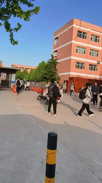 为什么再忙也要接送初中孩子上下学
一位从教二十多年的老师说:孩子上了初中,千万别急着放手,能多接送就多接送孩子上下学。
很多家长觉得,初中生已经长大了,独自上下学能锻炼独立性,自己也能腾出时间忙工作,忙生活。可作为天天和初中生打交道的老师,我太清楚这个阶段的孩子,看似渴望独立,实则最需要家长的默默守护。
初中三年,是孩子身心剧变的叛逆期,也是学业压力骤增的关键期。他们在学校里,要面对繁重的课业,复杂的同学关系,青春期的小情绪,一整天都紧绷着神经,在老师和同学面前,始终要维持着懂事,自律的模样。而上下学的这段路,是他们为数不多能卸下伪装,放松身心的时光。
家长的接送,从来不是简单的代步,而是给孩子一个专属的情感出口。坐在车里,或是并肩走在路上,没有课堂的严肃,没有成绩的施压,孩子才愿意跟你聊学校的趣事,同学的矛盾,心里的小烦恼。很多在学校里,在家里不愿说的话,反而会在这段路上毫无保留地讲出来。这份陪伴,能让我们及时捕捉孩子的情绪变化,了解他们的内心世界,比起一味地追问学习,唠叨成绩,要有用得多。
再者,初中生的是非判断能力还不成熟,独自上下学,难免会遇到交通隐患,不良社交诱惑,多一份陪伴,就多一份安全保障。而且这段路也是最生动的教育课堂,路上的一言一行,所见所闻,都是潜移默化的引导,远比书本上的道理更深入人心。
更重要的是,初中三年看似漫长,实则转瞬即逝。等孩子上了高中,大学,渐渐有了自己的圈子,会越来越独立,我们想陪在身边,想多说几句话,都成了奢望。这段每天接送的时光,是我们和青春期孩子,最珍贵,最难得的亲子联结。
作为老师,我希望每个孩子都能学业优秀,但更希望他们能在温暖的陪伴里,平稳度过叛逆又敏感的初中时光。家长多花一点时间,多一份耐心陪伴,孩子就能多一份安全感,多一份前行的力量,别错过这段陪伴的黄金期。