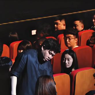 “谁都知道抽烟喝酒不好。但这是男人唯一可以依靠的东西了!”#脱口秀 #情感共鸣 #脱口秀爆梗名场面