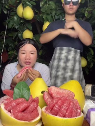 自家柚子吃起来真鲜甜#新鲜柚子 #现摘现发新鲜到家 #果园直发 #多汁水果 #应季水果推荐