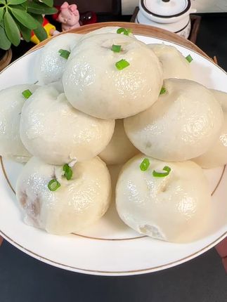 孩子上学早餐点名要吃这个老面鲜肉小笼包,皮薄馅多,鲜嫩多汁,一口下去满口留香!关键配料干净,咱们吃着也放心#老面鲜肉小笼包 #小笼包 #早餐 #鲜时 #妈呀太香了