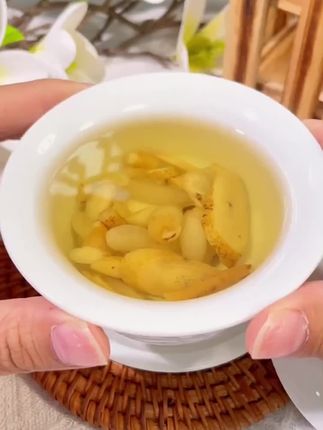 #四宝茶 冲泡四宝茶的过程很治愈,看着干硬的食材在水中慢慢变软,茶香一点点释放,烦恼也随之消散。