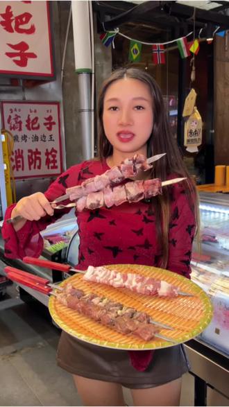 镐把子碳烤油边王实实在在大份量#本地人爱吃的串 #镐把子碳烤油边王#烧烤 #东北烧烤#烧烤呀撸串呀