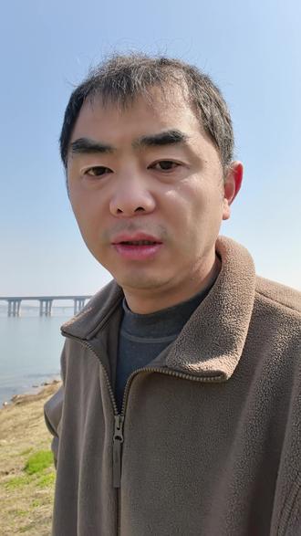 《道德经》里“知足”的含义到底是什么? 知足不是拥有的多,而是计较的少。它不是让你不上进,是让你别被欲望绑架。不是让你啥也不干,是让你想清楚:你拼命追的那个东西,值不值得你拿命换?#道德经 #知足 #国学 #道家智慧 #传统文化
