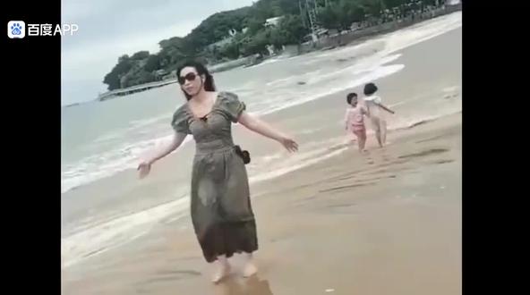 大人疏忽,孩子瞬间被海浪卷走 海边惊险一幕!幼童被海浪瞬间卷走,陌生大哥奋不顾身惊险救人。
此次意外也再次敲响安全警钟:海边看似平静,实则暗藏巨浪、暗流、离岸流等多重危险。儿童溺水往往就在短短几秒,广大家长带孩子靠近水域游玩,务必提高安全警惕,全程寸步不离、紧盯孩子,切勿分心玩手机、放松看管。
远离危险水域,杜绝侥幸心理,加强监护看护。致敬平凡无名英雄,也愿所有孩子平安健康,意外永不重演!
视频来源:百度
#海边事件 #新闻#头条#热搜#热点