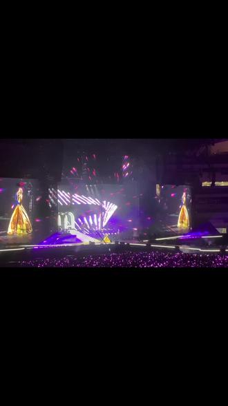 勇气的坚定告白,中间的我喜欢 情歌 崇拜 属于 大手拉小手 亲亲 暖暖 无条件为你 爱你不是两三天 爱久见人心 没有如果 会呼吸的痛 分手快乐 到可惜不是你遗憾退场。梁静茹的歌词本身就是最动人的文案,唱了两个多小时,声音依旧那么稳定细腻,喜欢很多年的歌手,今天终于圆梦啦!#梁静茹演唱会