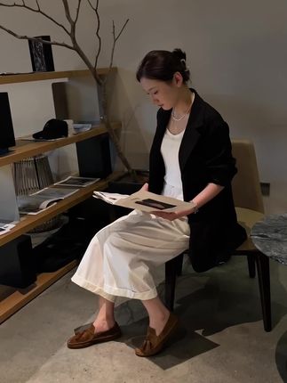 实在是太百搭了 纯手工打造的极简风,流苏乐福豆豆鞋。#穿出高级感 ##法式单鞋 #舒适穿搭 #复古女鞋 #慵懒风穿搭