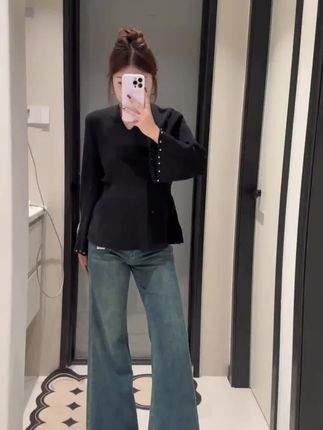 黑色镶钻喇叭袖v领针织打底衫女冬季别致设计感内搭上衣#上衣 #内搭 #喇叭袖 #针织衫 #打底衫