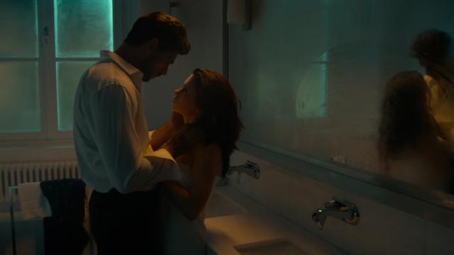 看完了这部爱情电影,你会重新思考什么叫"爱" 爱不是占有,不是控制,更不是以伤害为前提的执着。真正的爱情,应该是彼此尊重,彼此自由,彼此成全。#影视解说 #帅哥 #抖音精选 #暑期影视漫游企划 #影娱漫谈编辑部