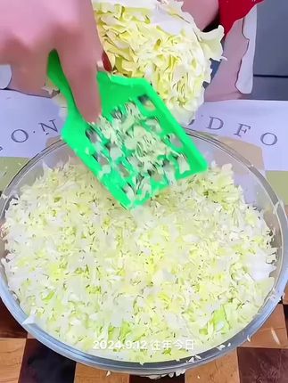 用这个擦菜器把白菜放进去,轻轻拉几下,就能切出非常细腻的碎末,而且不会伤手,用来做包子、包饺子都很合适#白菜擦馅器 #白菜擦丝器 #擦白菜馅神器 #擦馅器 #厨房好物