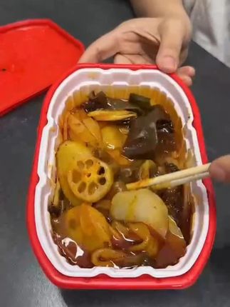 #崇吾斯塔目自热火锅 #美食分享 #我要上热门🔥 #抖音创作者中心抖音小助手 辣香味十足崇吾斯目自热火锅超级好吃麻辣