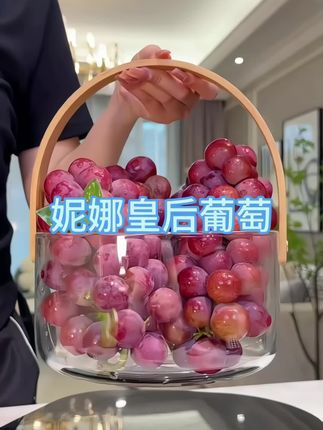 葡萄届中的爱马仕妮娜皇后,一般人舍不得买给孩子吃! 这个葡萄除了贵点 找不出缺点!“妮娜皇后”葡萄界的“爱马仕”集于果香,花香,酒香于一身,吃过一次回味无穷!汁水充盈饱满!果肉细腻晶莹剔透还有溏心,纯甜无酸无籽,香味高级浓郁!#妮娜皇后葡萄 #应季水果 #葡萄 #葡萄🍇 #葡萄熟了