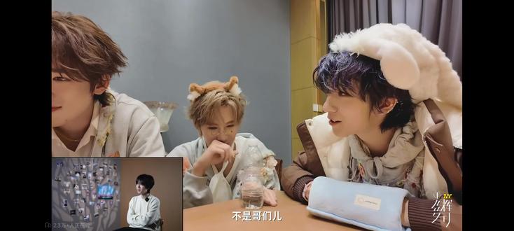 这个翔霖绝对有问题!!!小贺说话之前哥几个还在那叭叭呢,小贺一句“严浩翔的话”全场安静,张哥还问小贺怎么摸耳朵,然后都在来回看他俩,这段我看了好多遍,感觉就是哥几个知道点什么,都在看他俩热闹#翔霖 #时代少年团