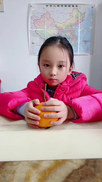 作文是从说话开始的,看看一年级的小朋友如何用五感法来描写橙子的#五感法 #作文技巧 #橙子 @DOU+小课堂 @(琴棋书画苑)书法李老师 @微笑 @🌾慎独🌾 @韩韩