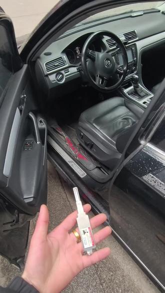 大众帕萨特钥匙全丢,过去给客户配钥匙,做在线完美搞定.#抖小助手上热门 #邵东配汽车钥匙