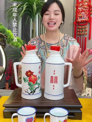 两壶杏花村的暖壶原浆酒再送两个搪瓷酒杯,酒喝完酒壶还可以拿来装水泡茶#原浆酒 #白酒 #纯粮酿造 #高端大气上档次 #好酒推荐